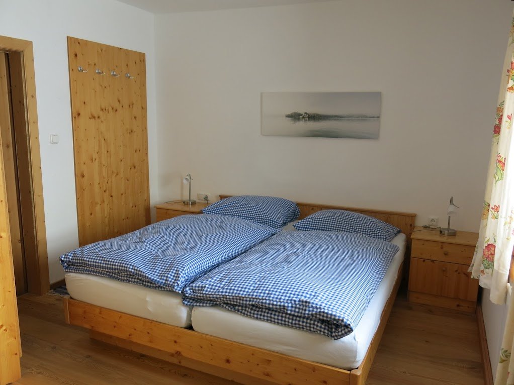 A double room at Kranabethhütte with twin beds arranged together